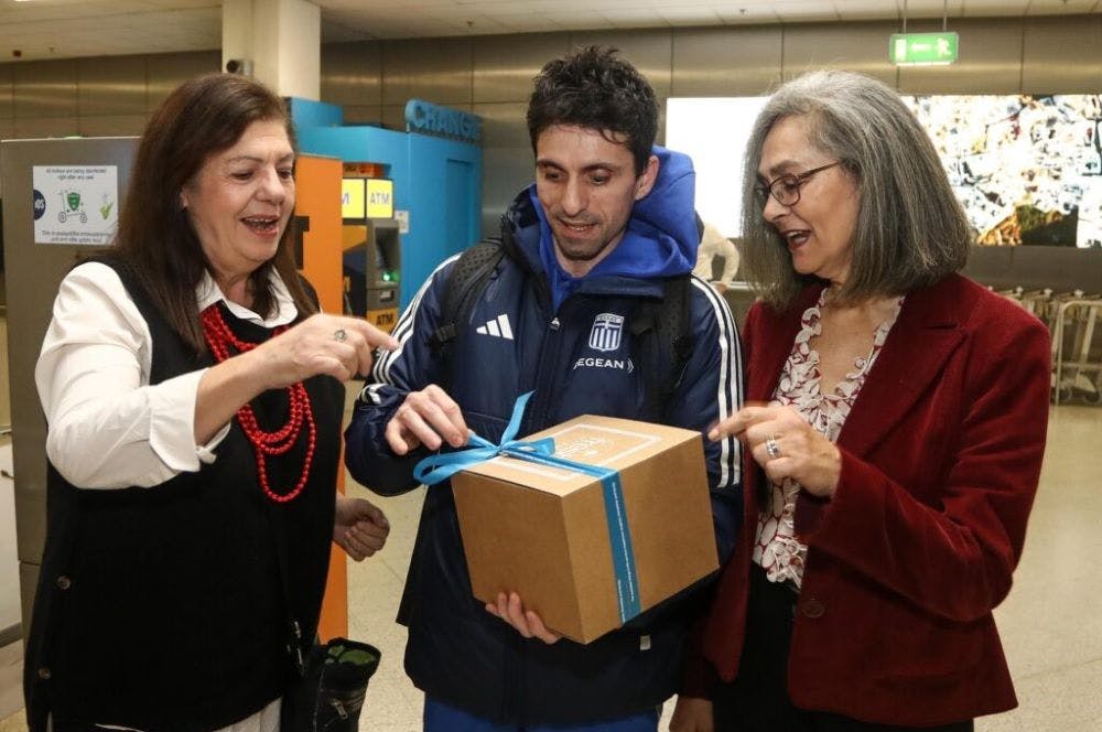 Ένα μικρό πάρτι στήθηκε στο Ελ. Βενιζέλος για χάρη του Εμμανουήλ Καραλή (vid) runbeat.gr